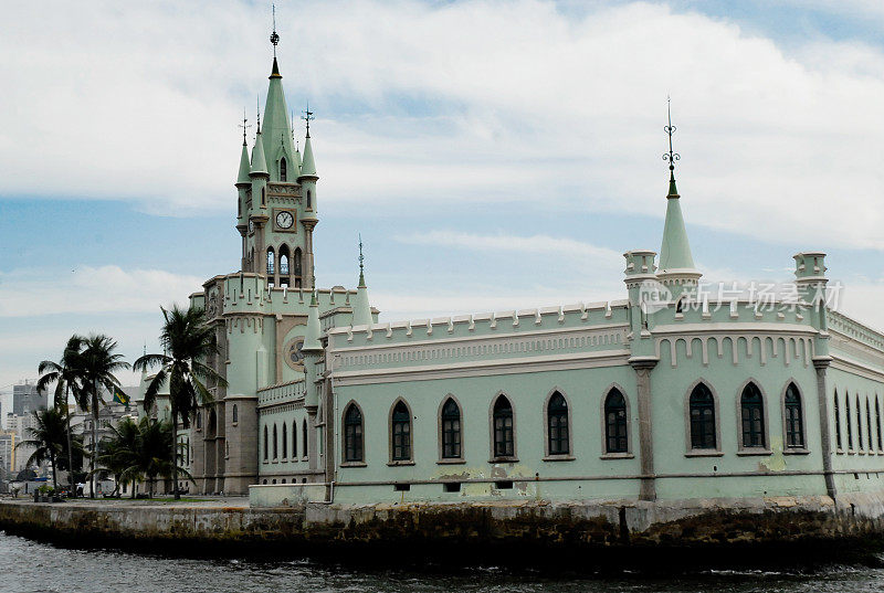 里约热内卢的伊尔哈财政(Ilha Fiscal)建于帝国时期，用于进出口货物的海关管制，现在是一座历史文化博物馆。它是1889年王室最后一次舞会的举办地。